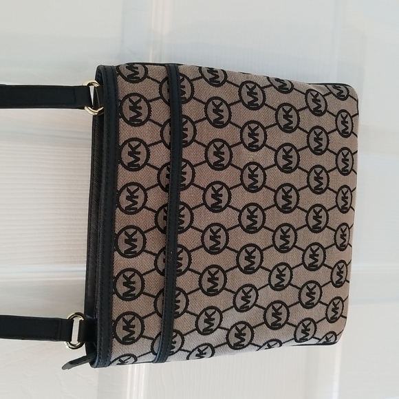 Adorable Michael Kors Crossbody - Picture 3 of 7